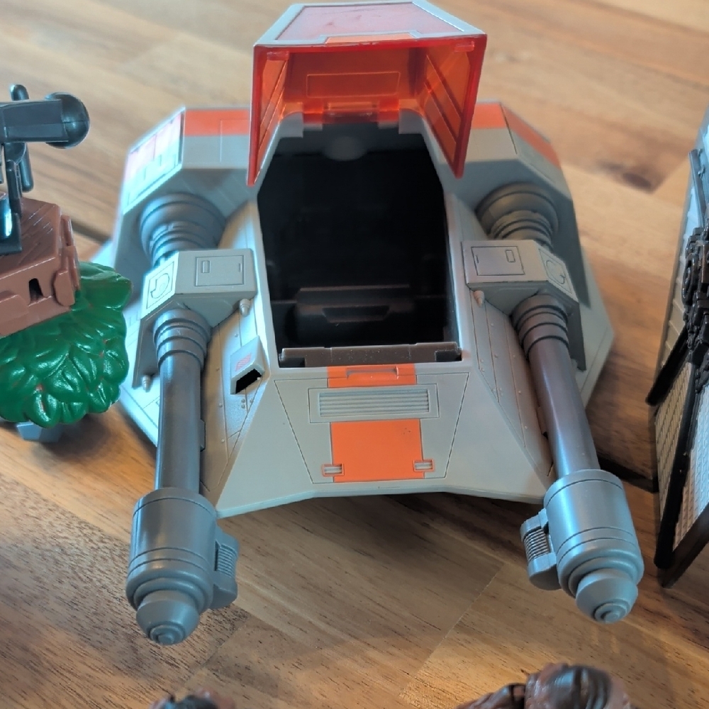 Star Wars "Galactic Heroes" Adventure Playset with Figures and Vehicles - Picture 4 of 7